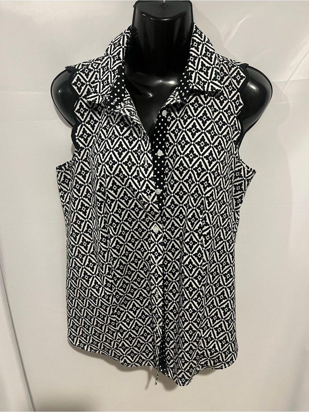 Talbots scalloped Sleeveless Black & White Geometric Button-Front Shirt